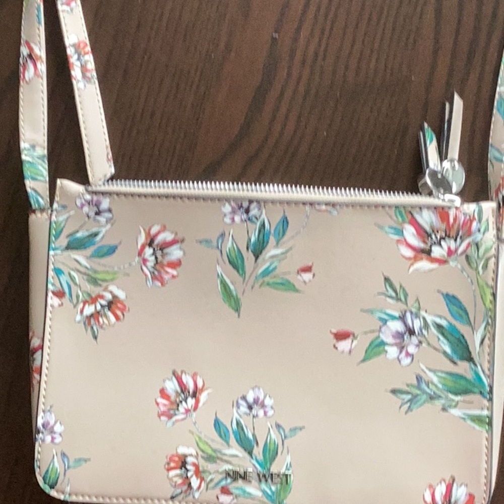 Nine West adjustable cross body purse- pretty floral pattern on light taupe